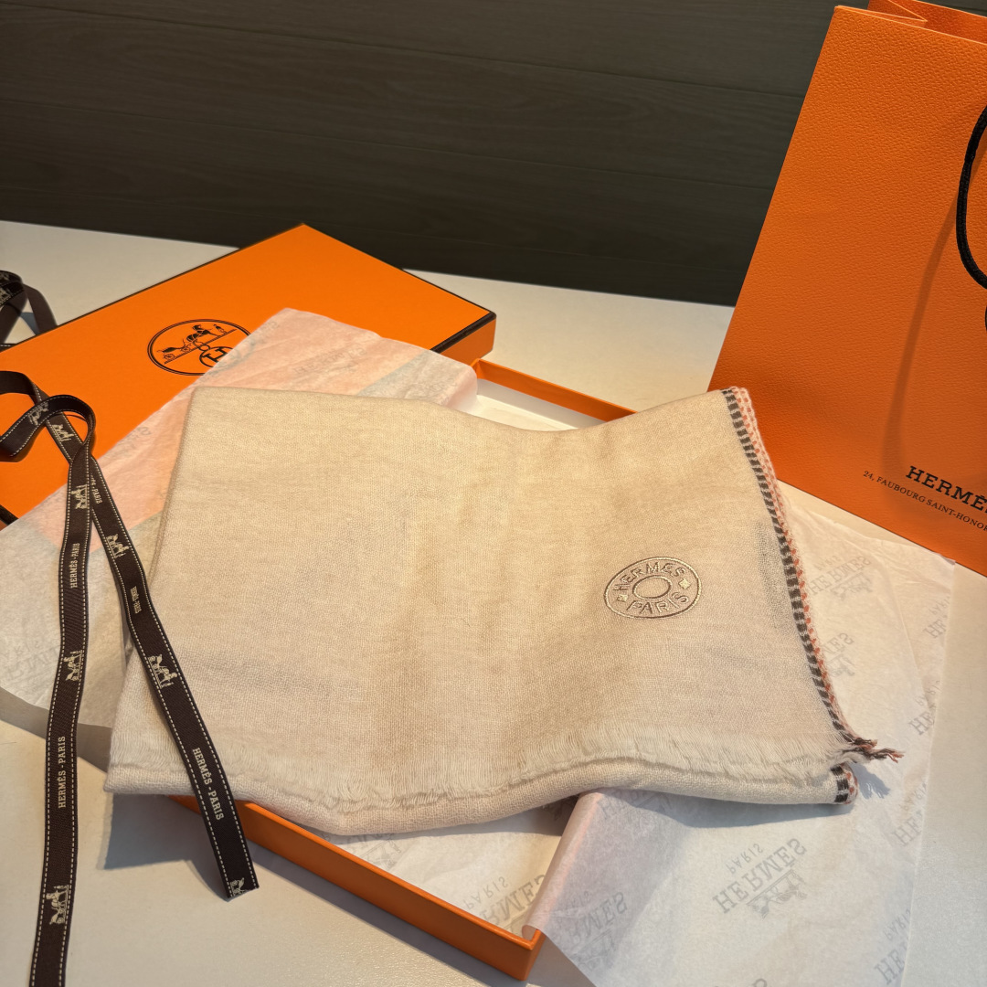 上新2025爱马仕男女款围巾且买且珍惜😍~都是出口订单所以比较难遇❤️东西讲究少而精😍好看的一定要收😎这
