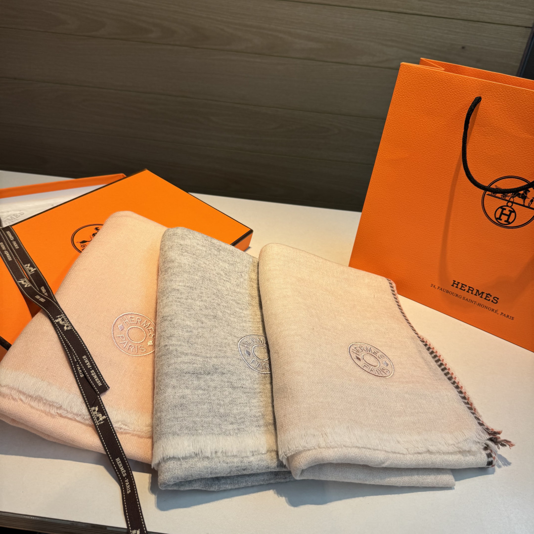 上新2025爱马仕男女款围巾且买且珍惜😍~都是出口订单所以比较难遇❤️东西讲究少而精😍好看的一定要收😎这