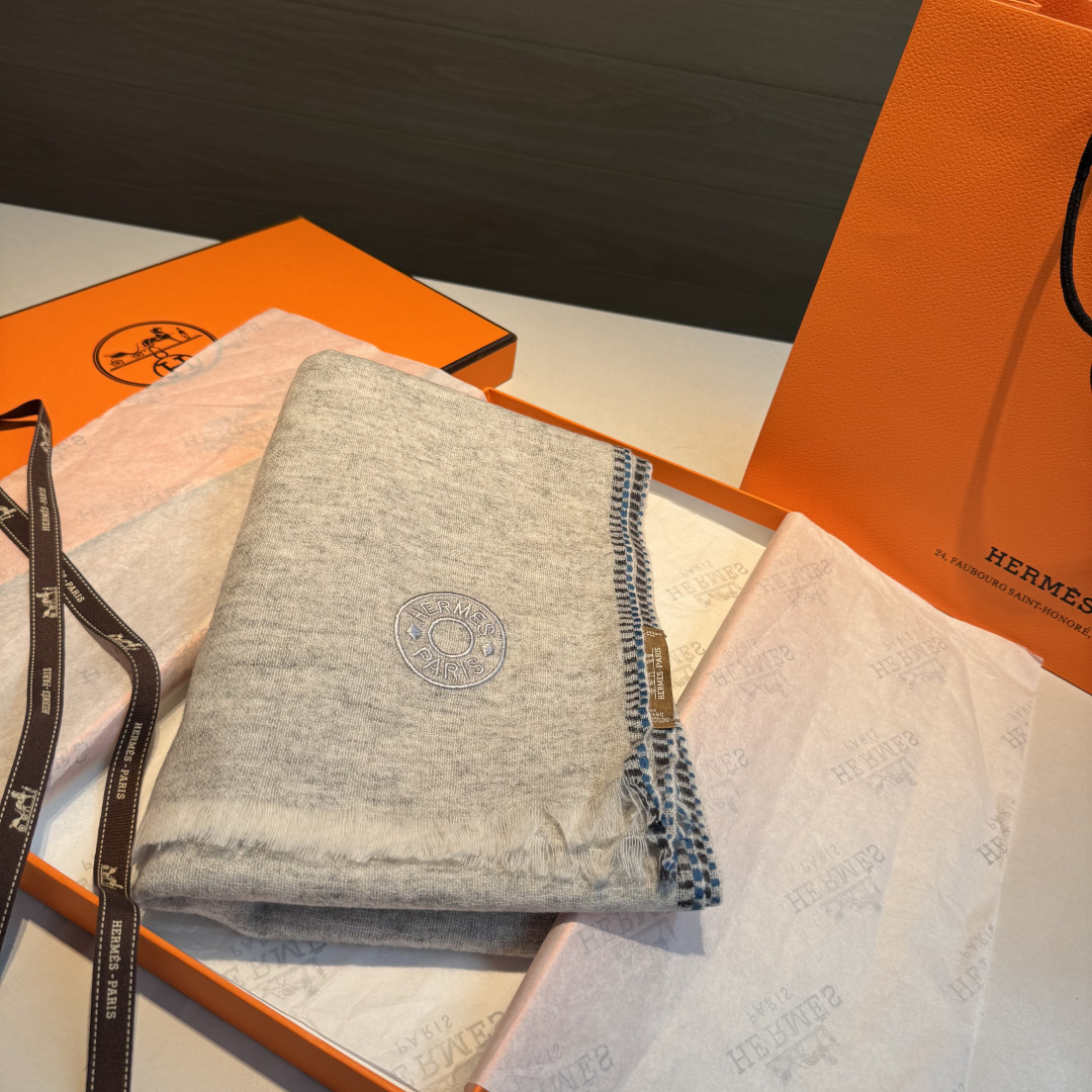 上新2025爱马仕男女款围巾且买且珍惜😍~都是出口订单所以比较难遇❤️东西讲究少而精😍好看的一定要收😎这