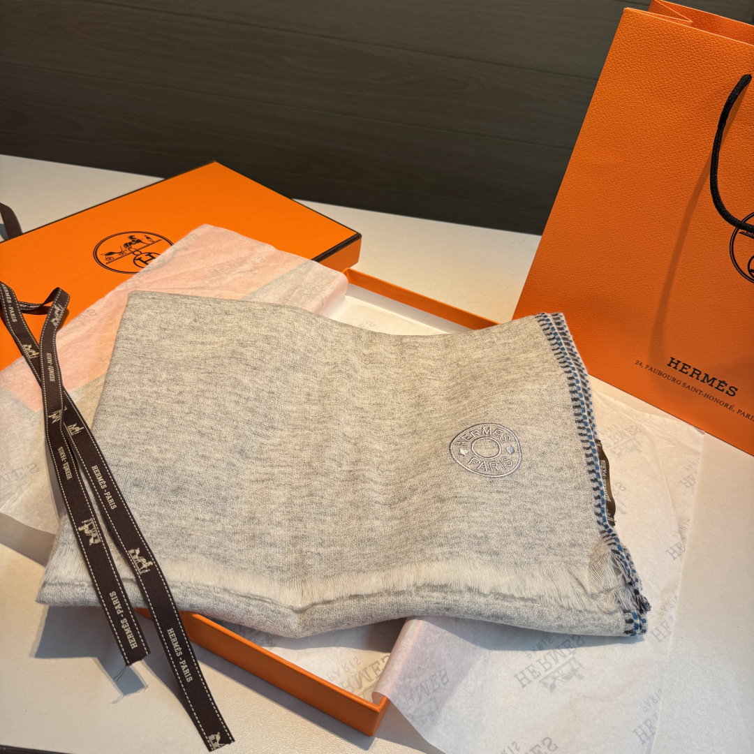 上新2025爱马仕男女款围巾且买且珍惜😍~都是出口订单所以比较难遇❤️东西讲究少而精😍好看的一定要收😎这