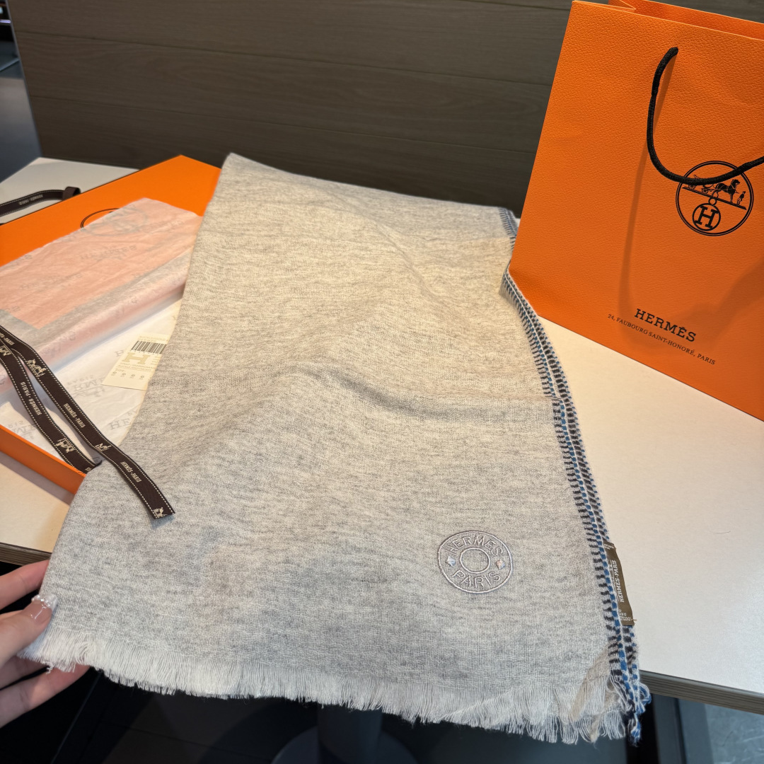 上新2025爱马仕男女款围巾且买且珍惜😍~都是出口订单所以比较难遇❤️东西讲究少而精😍好看的一定要收😎这