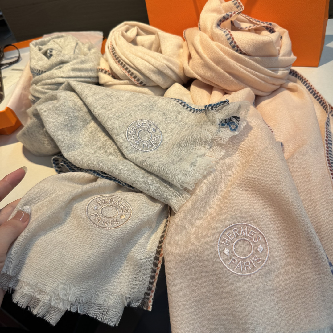 上新2025爱马仕男女款围巾且买且珍惜😍~都是出口订单所以比较难遇❤️东西讲究少而精😍好看的一定要收😎这