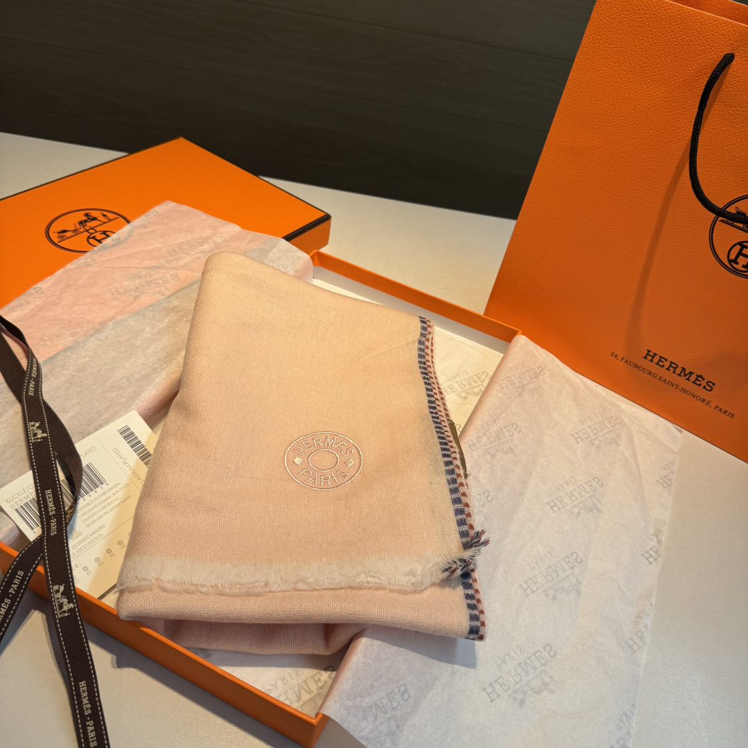 上新2025爱马仕男女款围巾且买且珍惜😍~都是出口订单所以比较难遇❤️东西讲究少而精😍好看的一定要收😎这