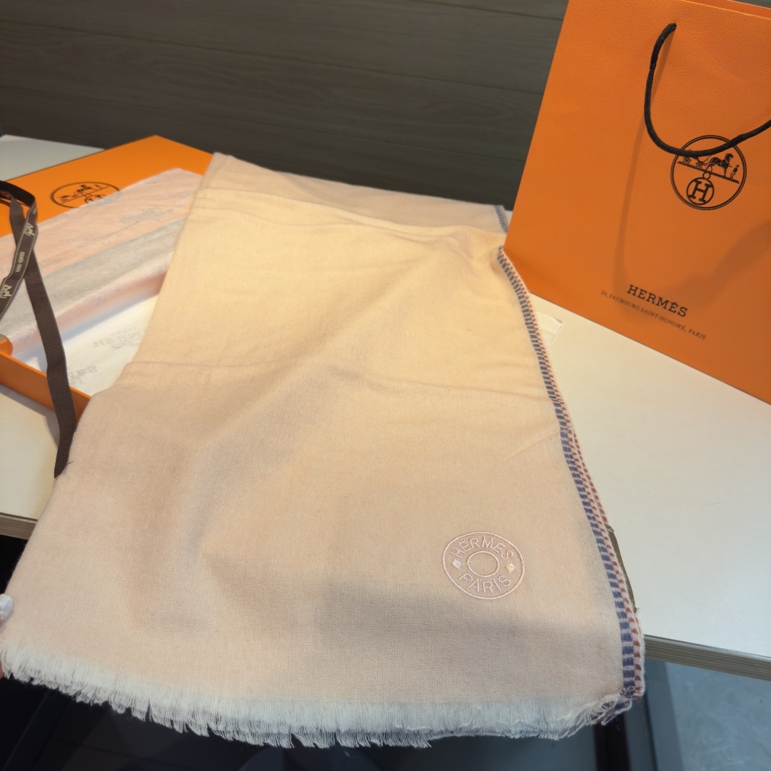 上新2025爱马仕男女款围巾且买且珍惜😍~都是出口订单所以比较难遇❤️东西讲究少而精😍好看的一定要收😎这