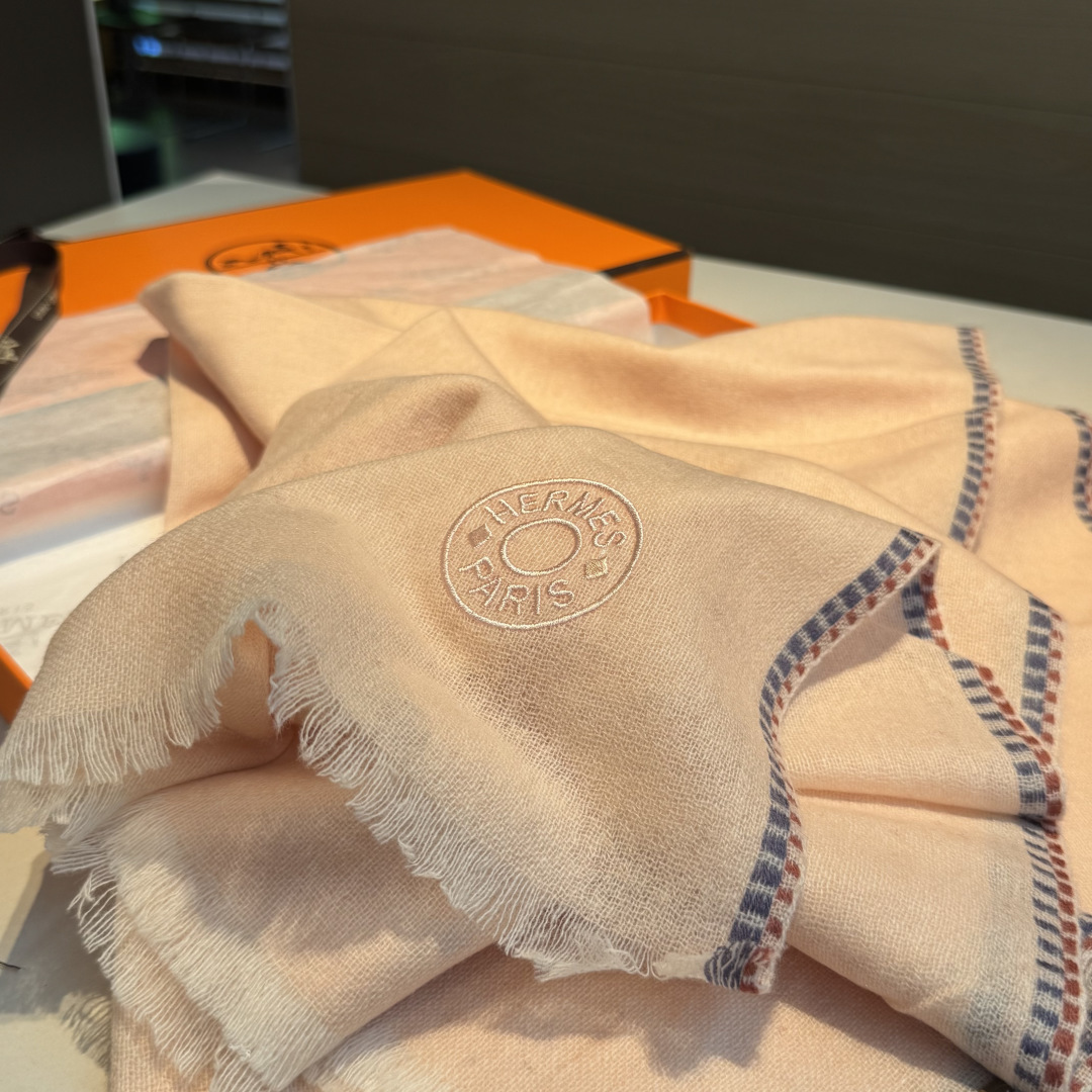 上新2025爱马仕男女款围巾且买且珍惜😍~都是出口订单所以比较难遇❤️东西讲究少而精😍好看的一定要收😎这