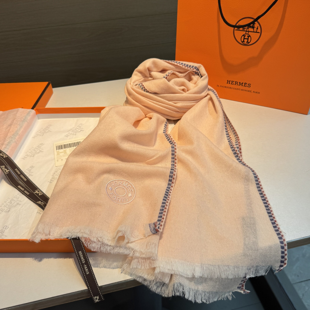 上新2025爱马仕男女款围巾且买且珍惜😍~都是出口订单所以比较难遇❤️东西讲究少而精😍好看的一定要收😎这