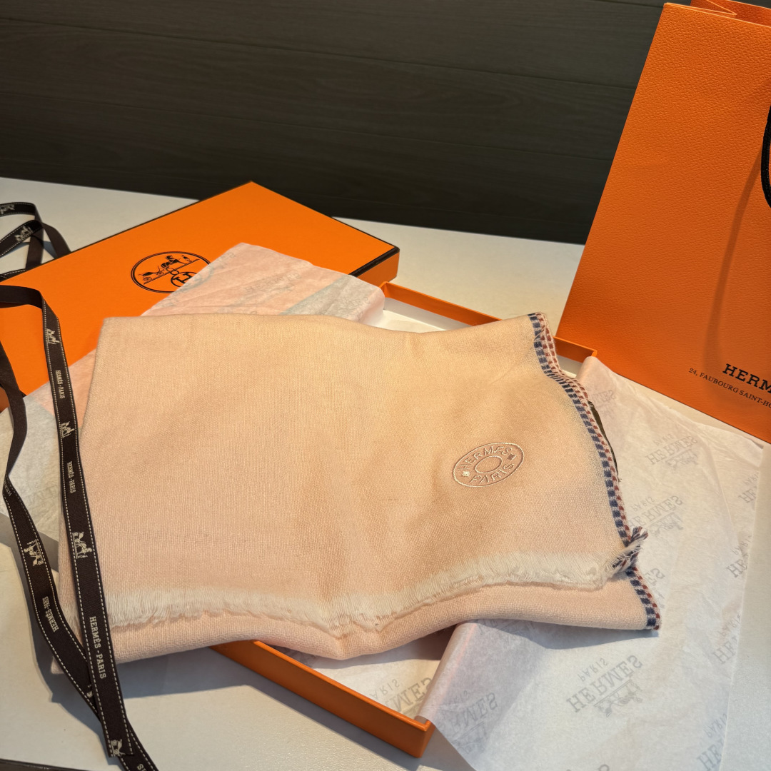 上新2025爱马仕男女款围巾且买且珍惜😍~都是出口订单所以比较难遇❤️东西讲究少而精😍好看的一定要收😎这