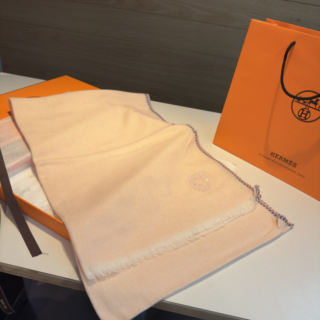 上新2025爱马仕男女款围巾且买且珍惜😍~都是出口订单所以比较难遇❤️东西讲究少而精😍好看的一定要收😎这