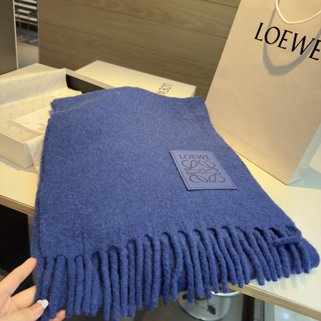 ✨✨【小红书同款】Loewe罗意威新品彩色马海毛围巾❗️斯德哥尔摩的温暖色彩，第一眼便爱上，超高颜值，梦
