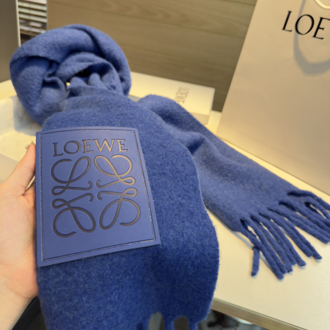 ✨✨【小红书同款】Loewe罗意威新品彩色马海毛围巾❗️斯德哥尔摩的温暖色彩，第一眼便爱上，超高颜值，梦