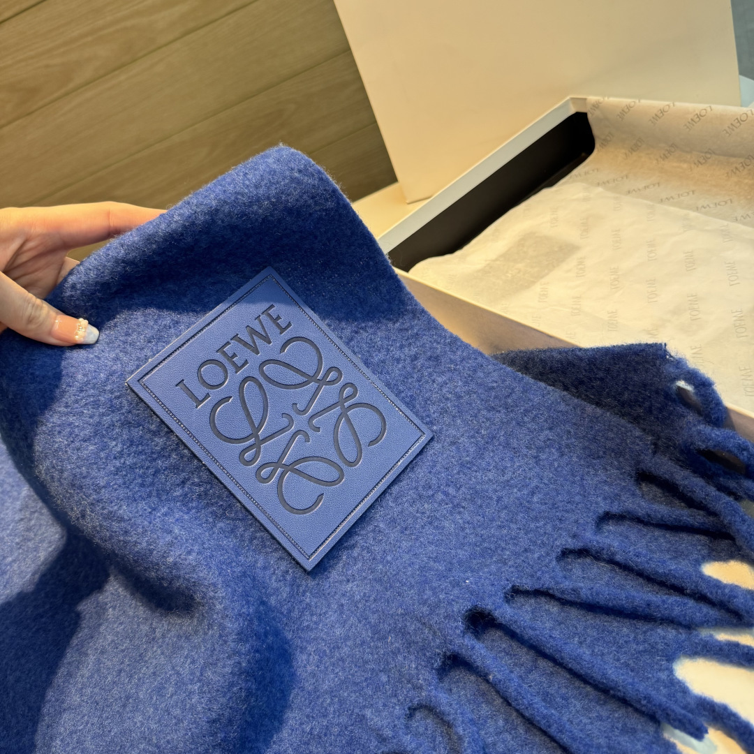 ✨✨【小红书同款】Loewe罗意威新品彩色马海毛围巾❗️斯德哥尔摩的温暖色彩，第一眼便爱上，超高颜值，梦