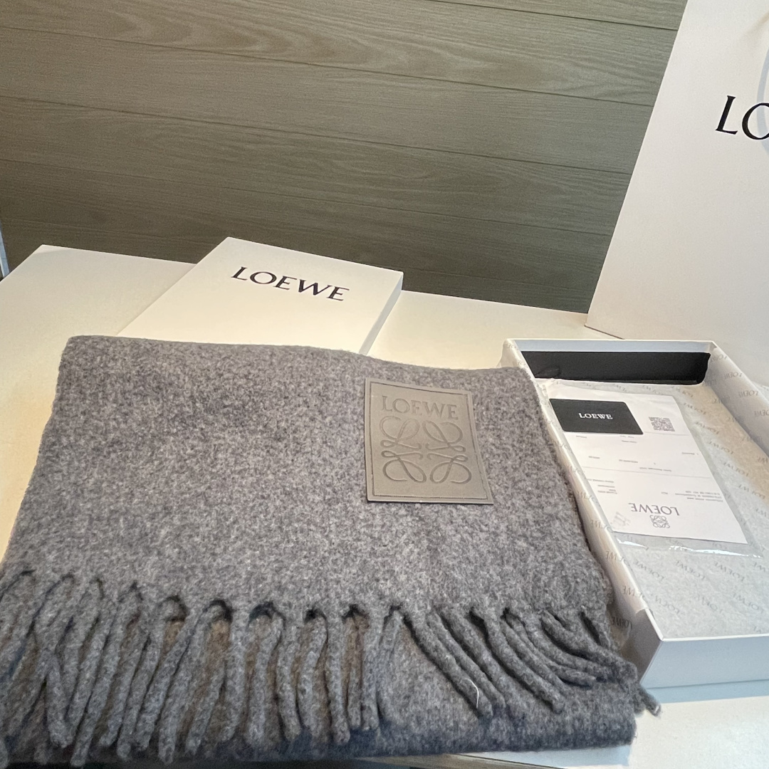 ✨✨【小红书同款】Loewe罗意威新品彩色马海毛围巾❗️斯德哥尔摩的温暖色彩，第一眼便爱上，超高颜值，梦