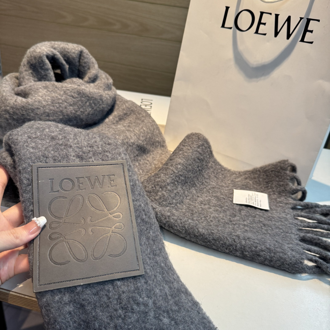 ✨✨【小红书同款】Loewe罗意威新品彩色马海毛围巾❗️斯德哥尔摩的温暖色彩，第一眼便爱上，超高颜值，梦