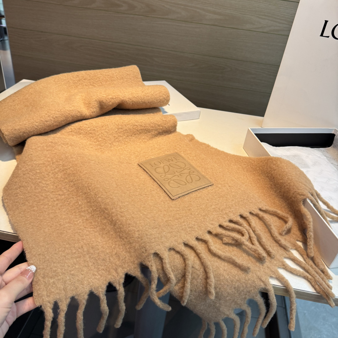 ✨✨【小红书同款】Loewe罗意威新品彩色马海毛围巾❗️斯德哥尔摩的温暖色彩，第一眼便爱上，超高颜值，梦