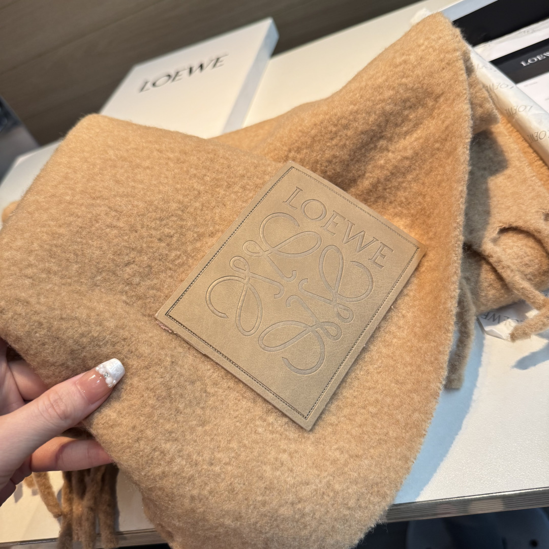 ✨✨【小红书同款】Loewe罗意威新品彩色马海毛围巾❗️斯德哥尔摩的温暖色彩，第一眼便爱上，超高颜值，梦