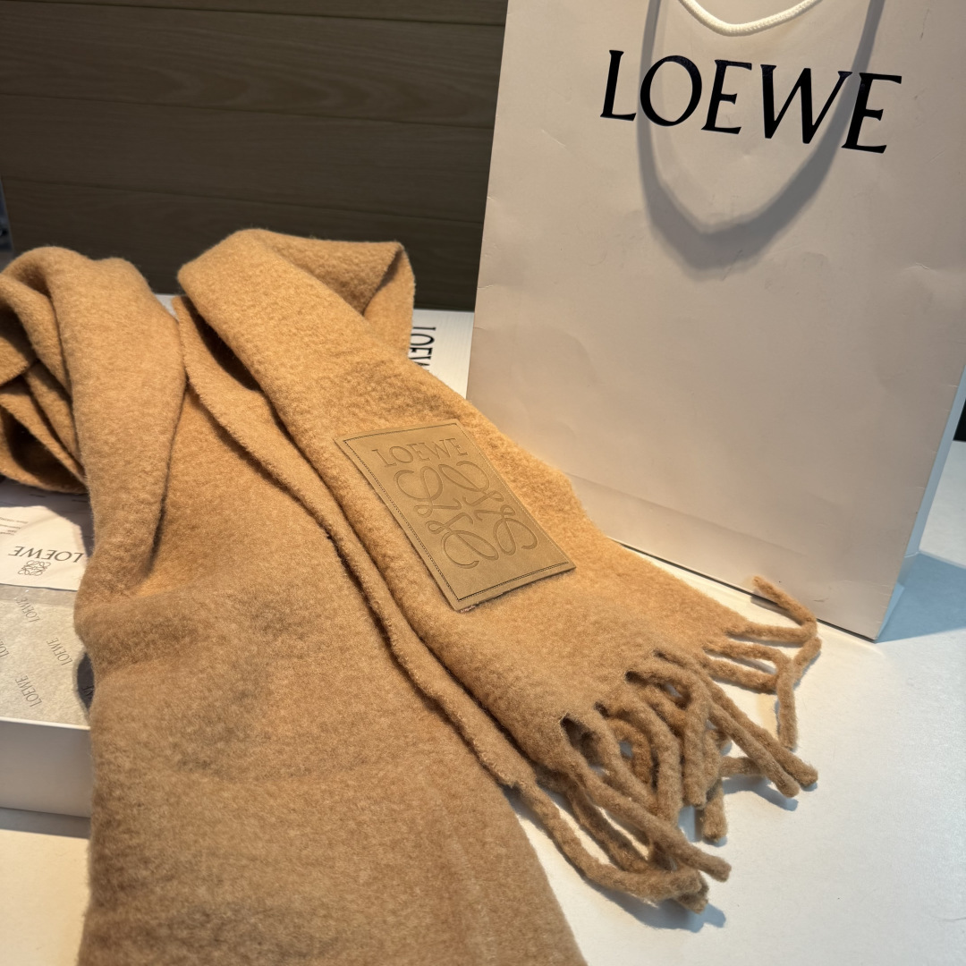 ✨✨【小红书同款】Loewe罗意威新品彩色马海毛围巾❗️斯德哥尔摩的温暖色彩，第一眼便爱上，超高颜值，梦