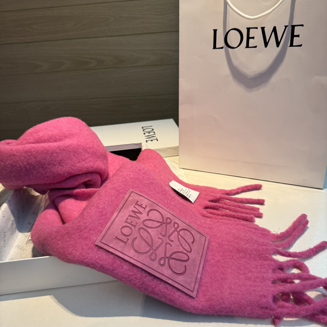 ✨✨【小红书同款】Loewe罗意威新品彩色马海毛围巾❗️斯德哥尔摩的温暖色彩，第一眼便爱上，超高颜值，梦