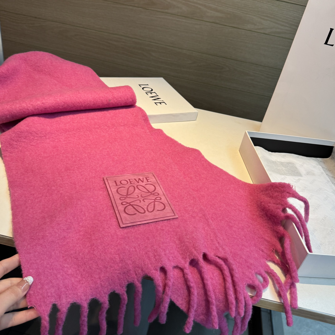 ✨✨【小红书同款】Loewe罗意威新品彩色马海毛围巾❗️斯德哥尔摩的温暖色彩，第一眼便爱上，超高颜值，梦