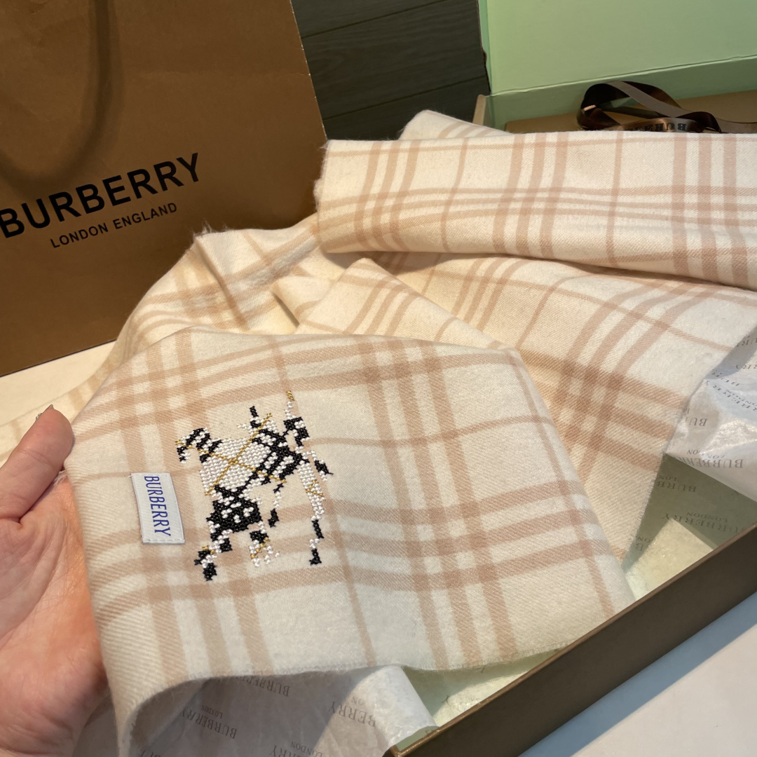 ✨✨十字绣战马 Burberry ❗好看的要疯掉了，太有型太有魅力了❗❗非常斯文时尚的秋冬单品！真的很喜