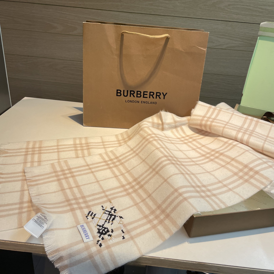 ✨✨十字绣战马 Burberry ❗好看的要疯掉了，太有型太有魅力了❗❗非常斯文时尚的秋冬单品！真的很喜