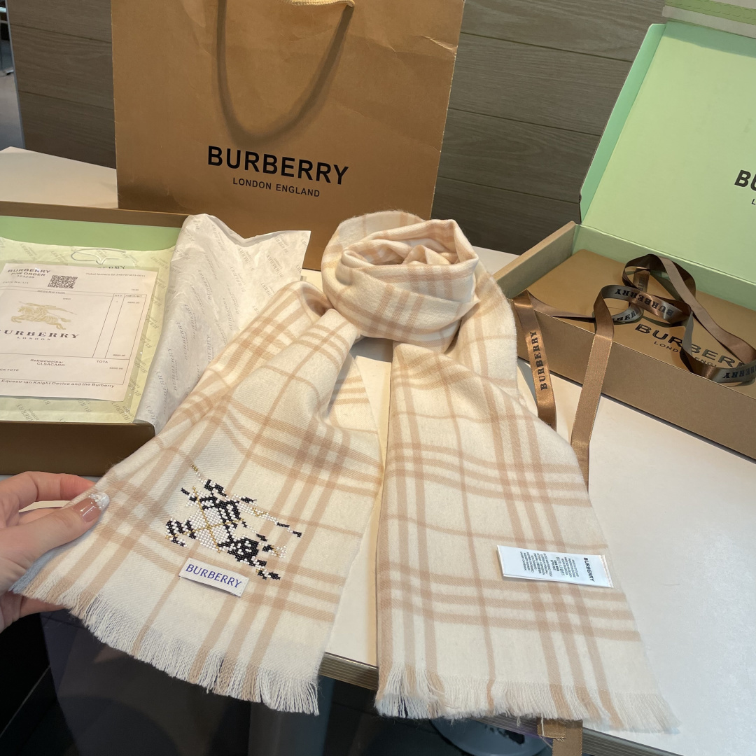 ✨✨十字绣战马 Burberry ❗好看的要疯掉了，太有型太有魅力了❗❗非常斯文时尚的秋冬单品！真的很喜