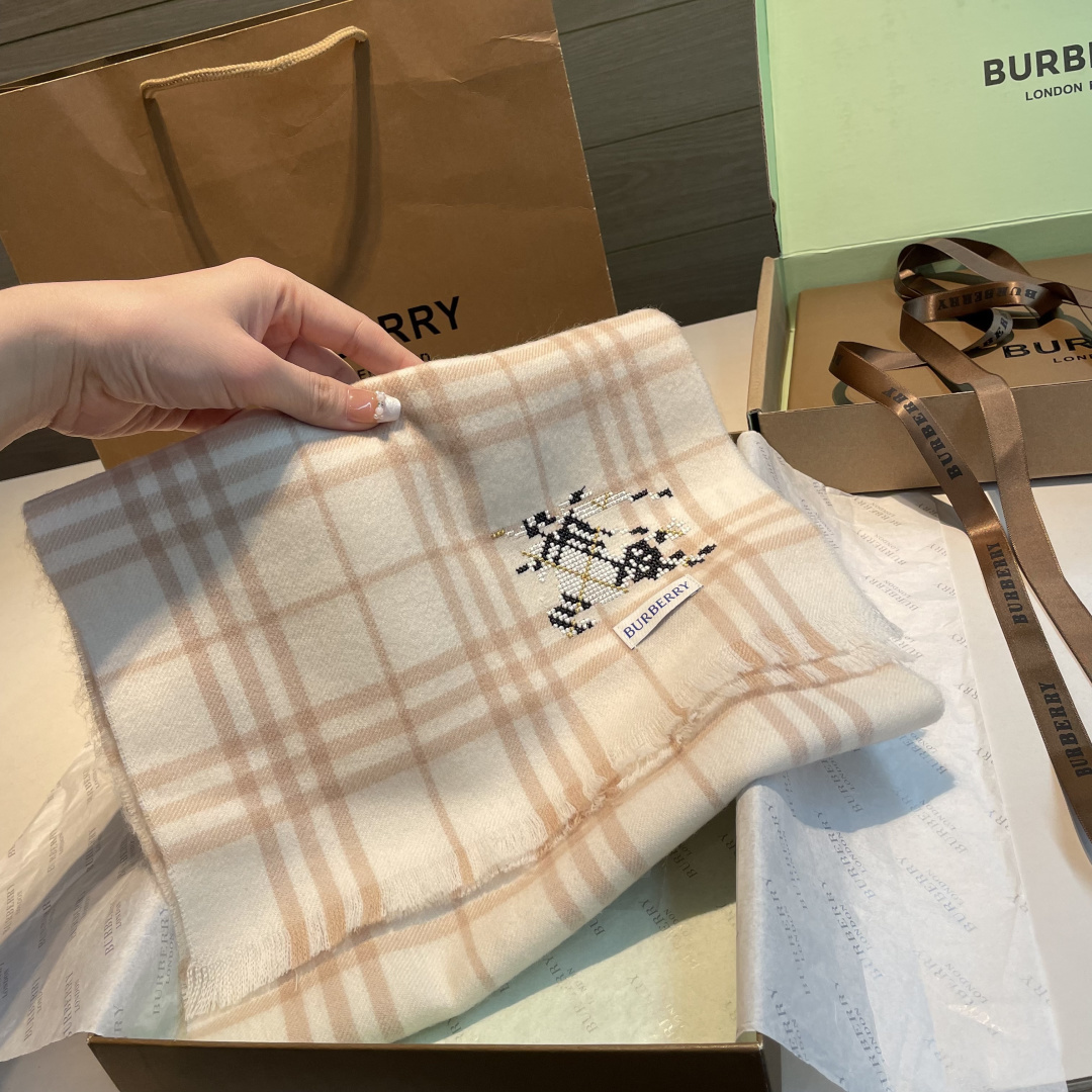 ✨✨十字绣战马 Burberry ❗好看的要疯掉了，太有型太有魅力了❗❗非常斯文时尚的秋冬单品！真的很喜