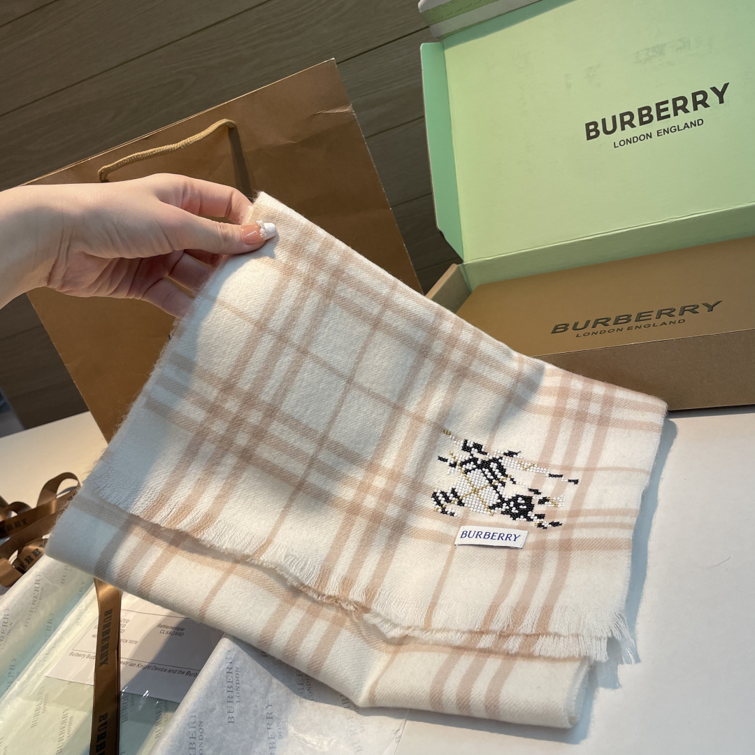 ✨✨十字绣战马 Burberry ❗好看的要疯掉了，太有型太有魅力了❗❗非常斯文时尚的秋冬单品！真的很喜
