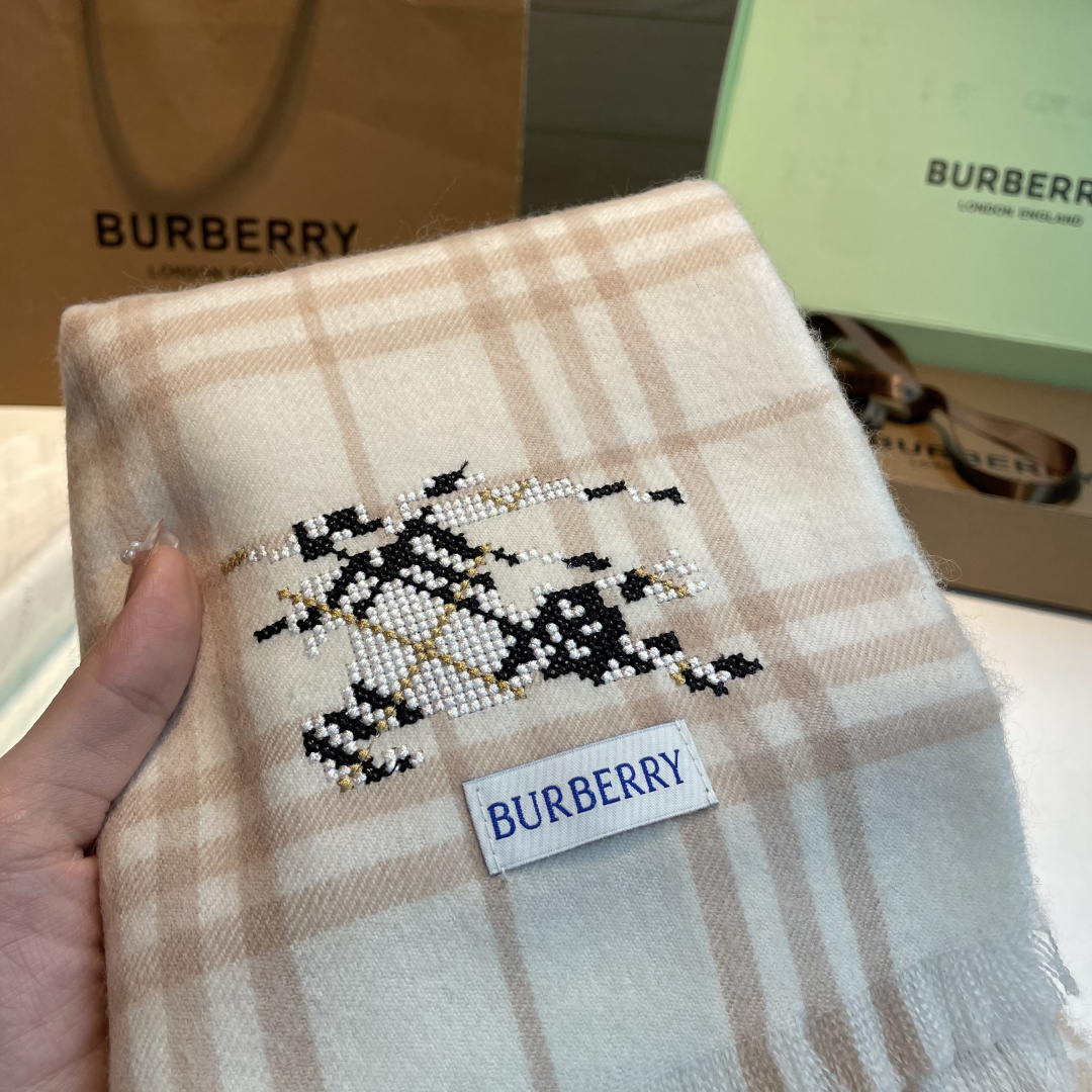 ✨✨十字绣战马 Burberry ❗好看的要疯掉了，太有型太有魅力了❗❗非常斯文时尚的秋冬单品！真的很喜