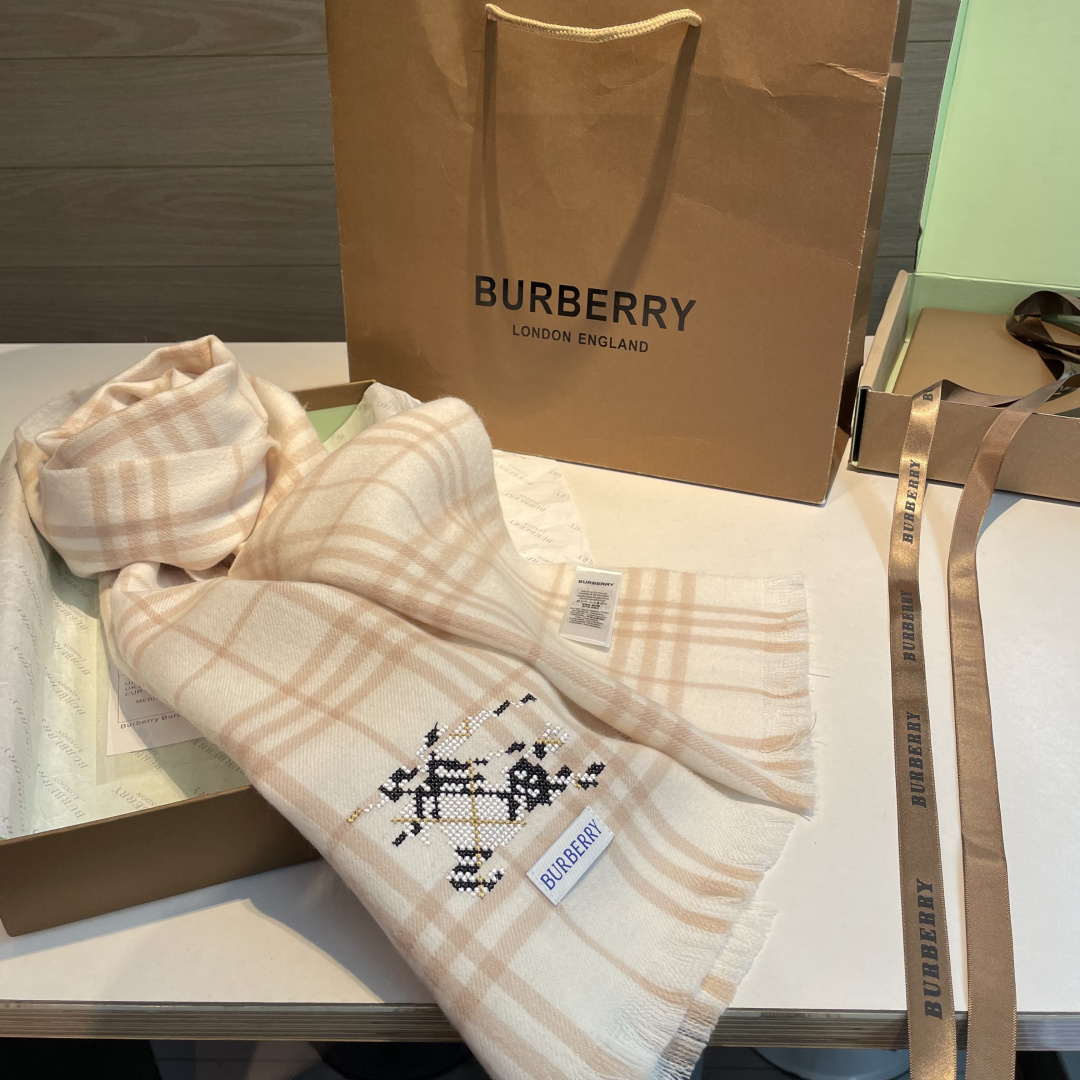 ✨✨十字绣战马 Burberry ❗好看的要疯掉了，太有型太有魅力了❗❗非常斯文时尚的秋冬单品！真的很喜