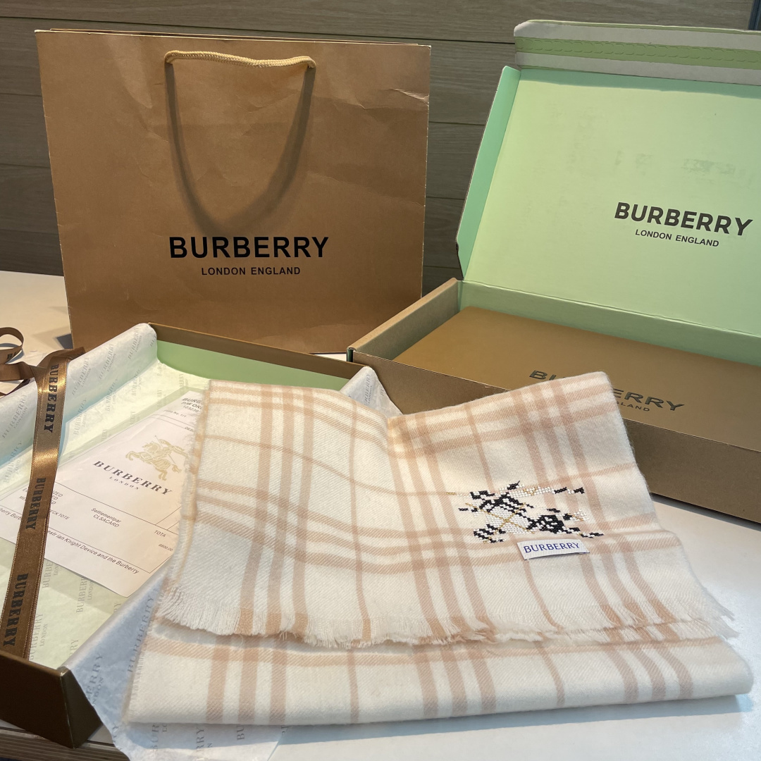 ✨✨十字绣战马 Burberry ❗好看的要疯掉了，太有型太有魅力了❗❗非常斯文时尚的秋冬单品！真的很喜