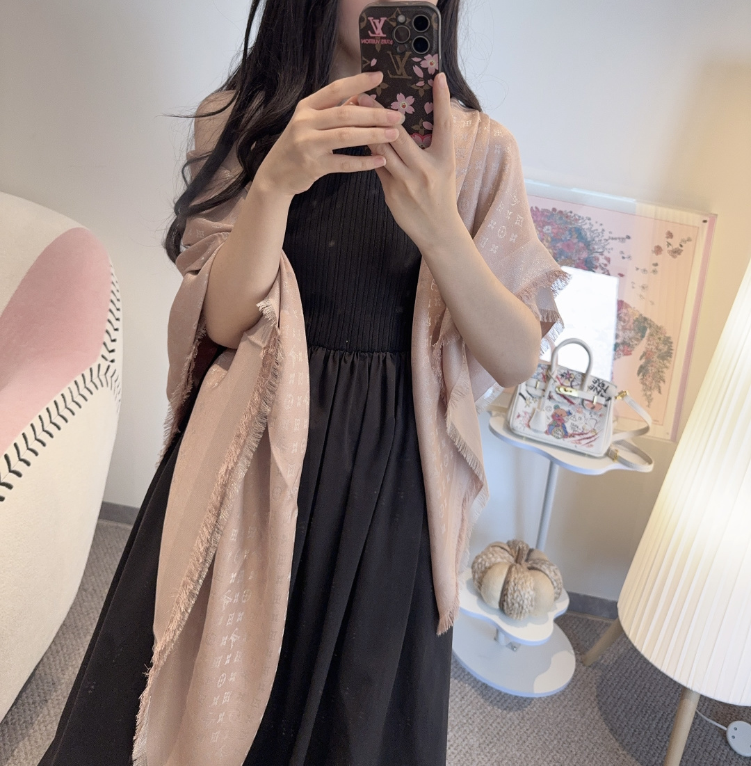 全新 Petit Louis 披肩以提花工艺和双色纱线织就 Monogram 图案。轻软丝绒混纺裁出小幅