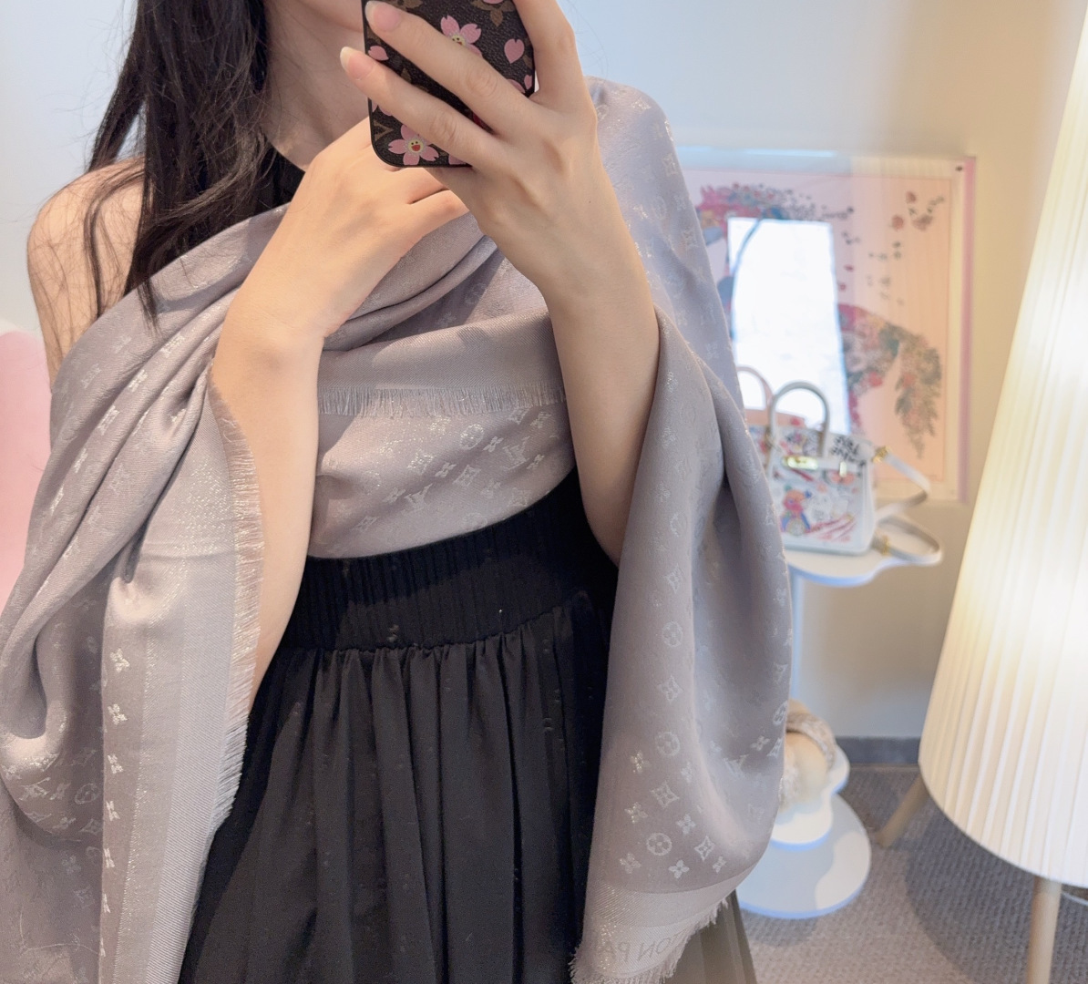 全新 Petit Louis 披肩以提花工艺和双色纱线织就 Monogram 图案。轻软丝绒混纺裁出小幅