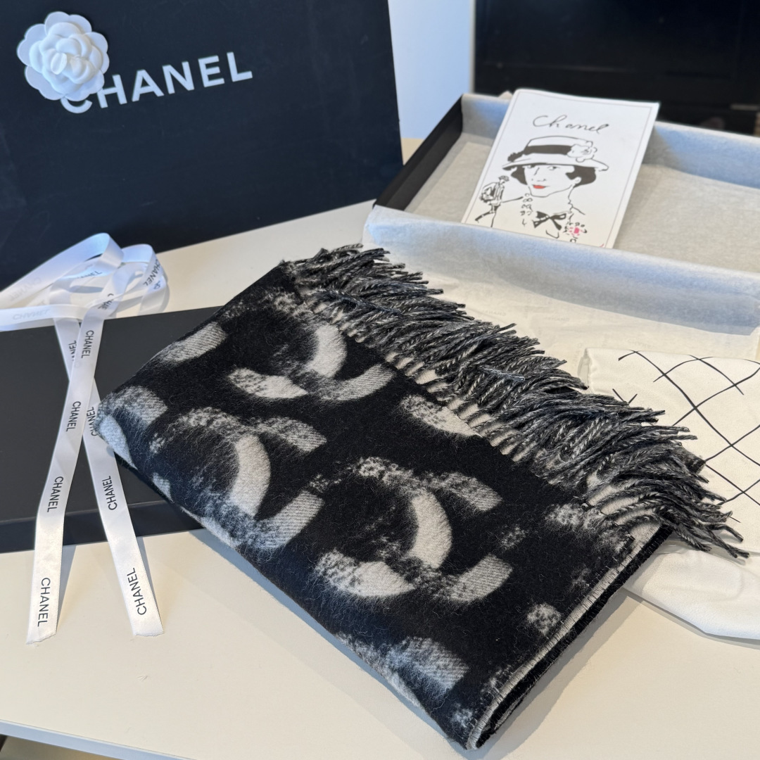 香奶奶独家新款，25k系列哈双面黑白熊猫渐变色Logo双C羊绒围巾披肩，规格，210cm×65cm，10