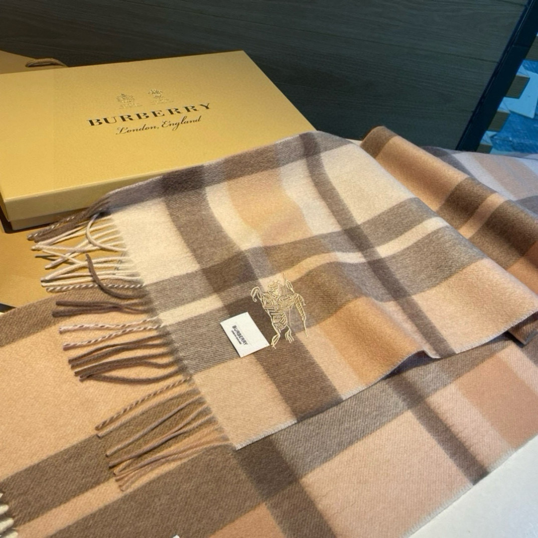 低调的奢侈感❗️极品柔美精英高手级别的时髦感围巾❗️这款Burberry羊绒羊毛混纺围巾，越看越爱，越看