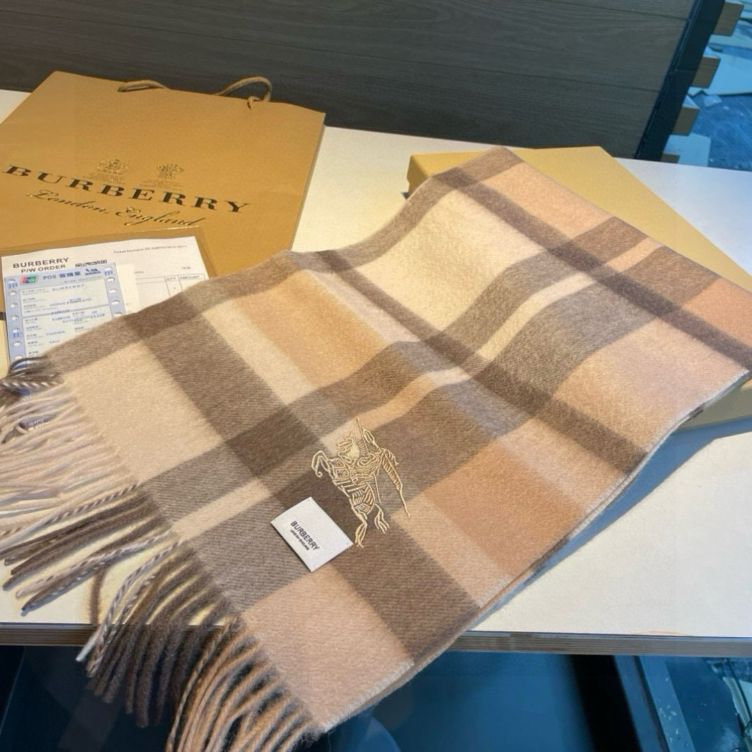低调的奢侈感❗️极品柔美精英高手级别的时髦感围巾❗️这款Burberry羊绒羊毛混纺围巾，越看越爱，越看