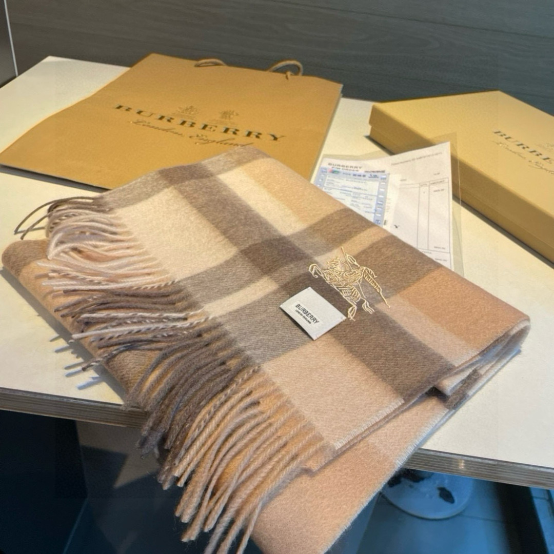 低调的奢侈感❗️极品柔美精英高手级别的时髦感围巾❗️这款Burberry羊绒羊毛混纺围巾，越看越爱，越看