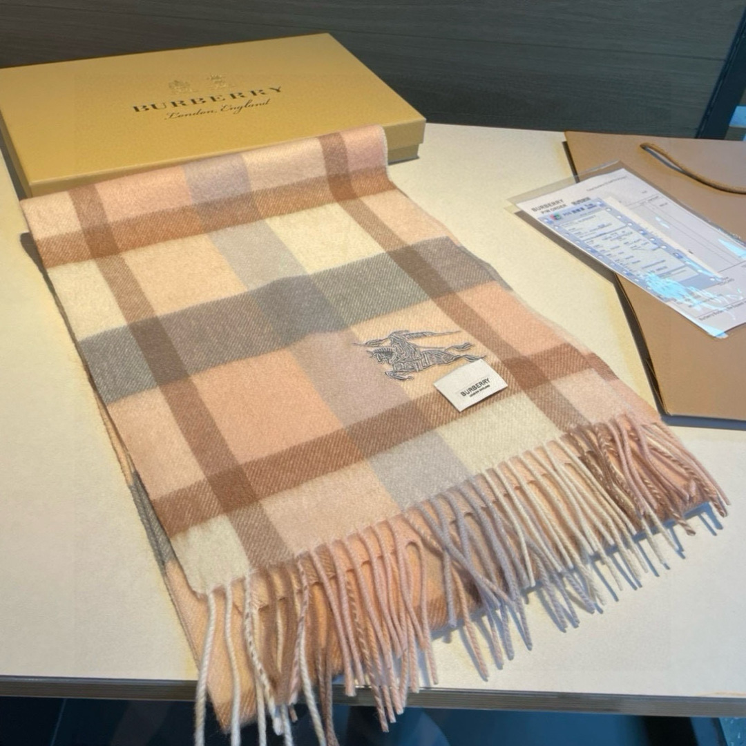 低调的奢侈感❗️极品柔美精英高手级别的时髦感围巾❗️这款Burberry羊绒羊毛混纺围巾，越看越爱，越看