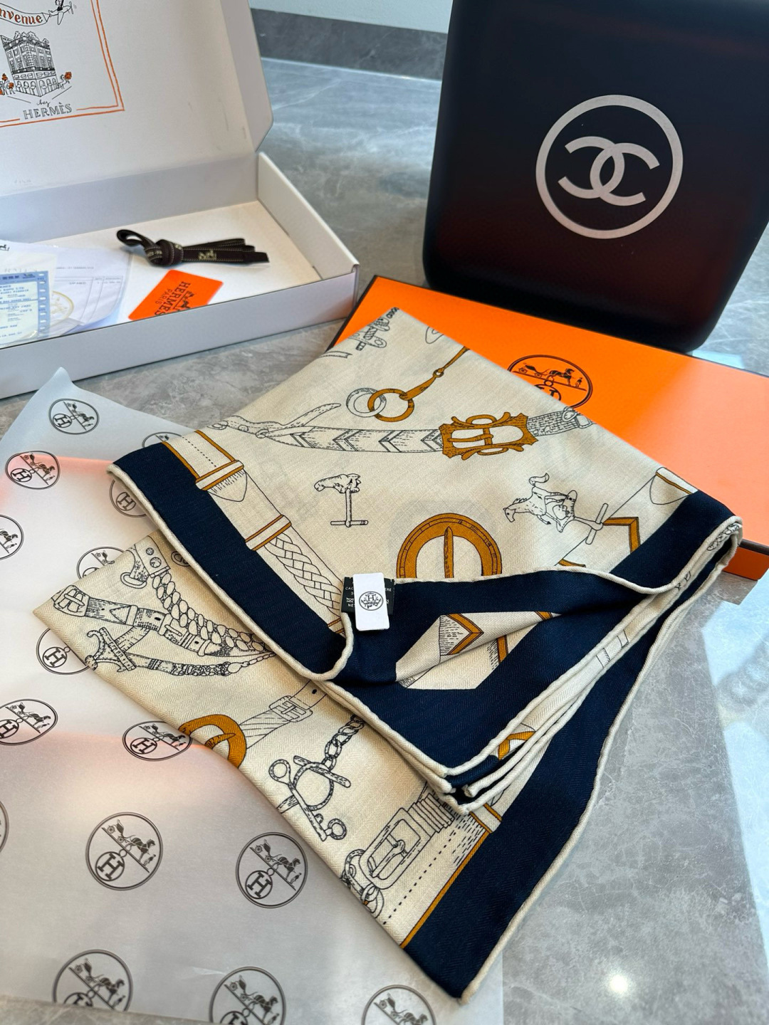 上新💞【双面同色方巾】这款Hermes点睛配饰可以多种方式佩戴，与任何服饰皆搭配得宜。无论系绕颈间，或作