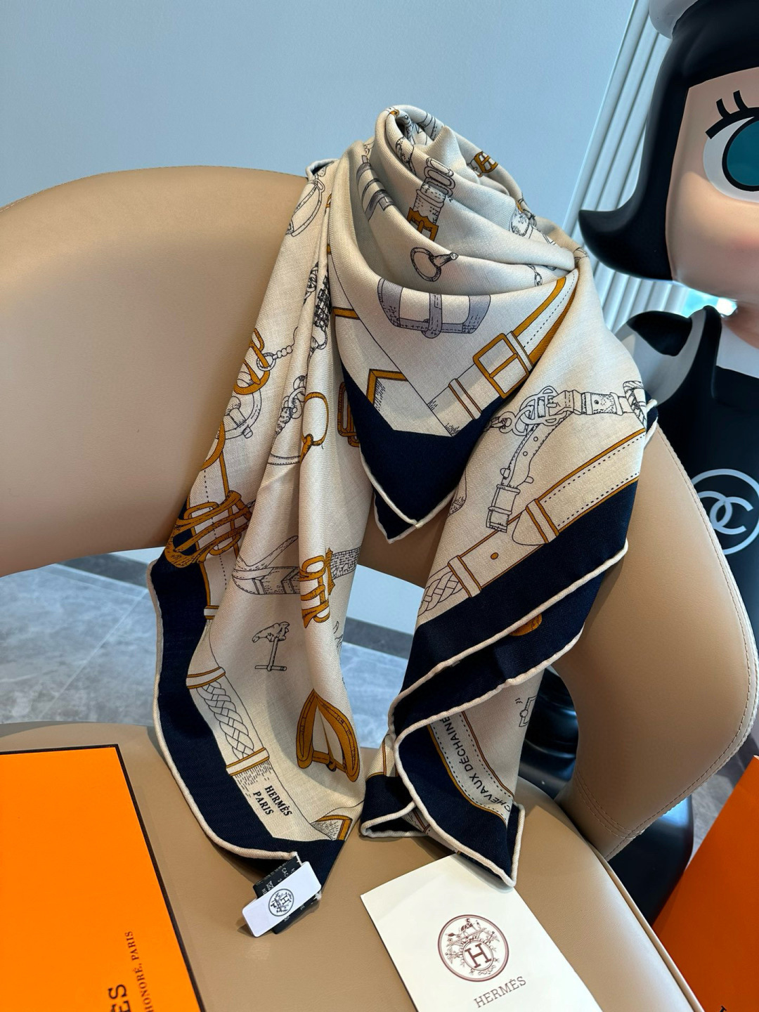 上新💞【双面同色方巾】这款Hermes点睛配饰可以多种方式佩戴，与任何服饰皆搭配得宜。无论系绕颈间，或作