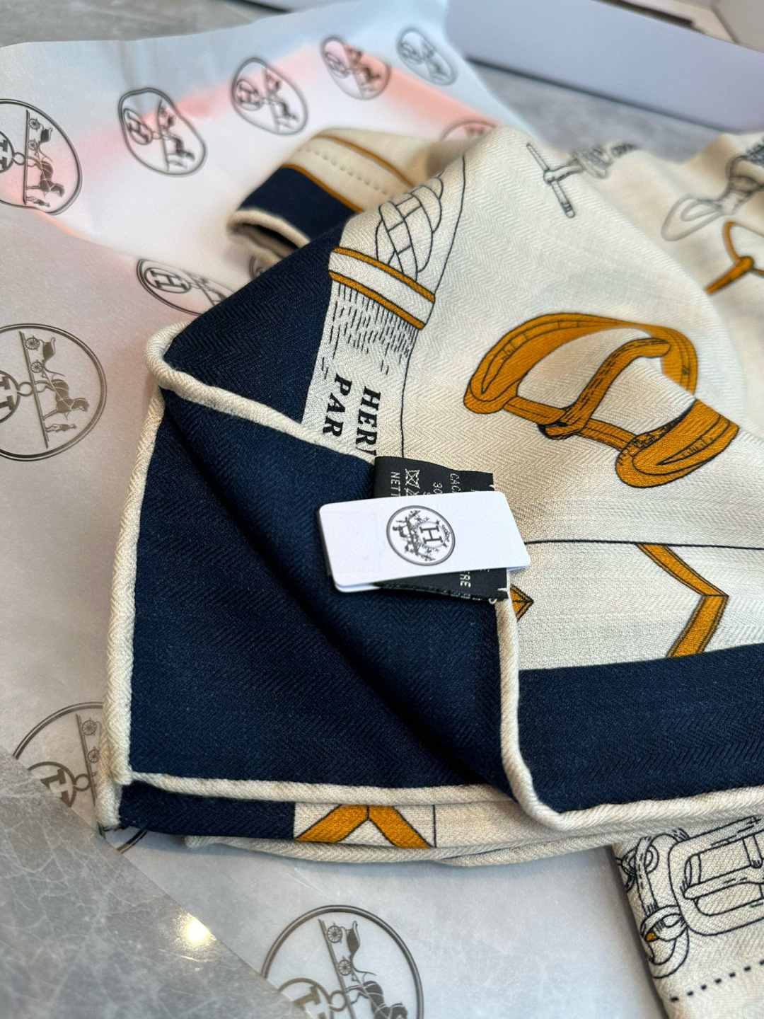 上新💞【双面同色方巾】这款Hermes点睛配饰可以多种方式佩戴，与任何服饰皆搭配得宜。无论系绕颈间，或作