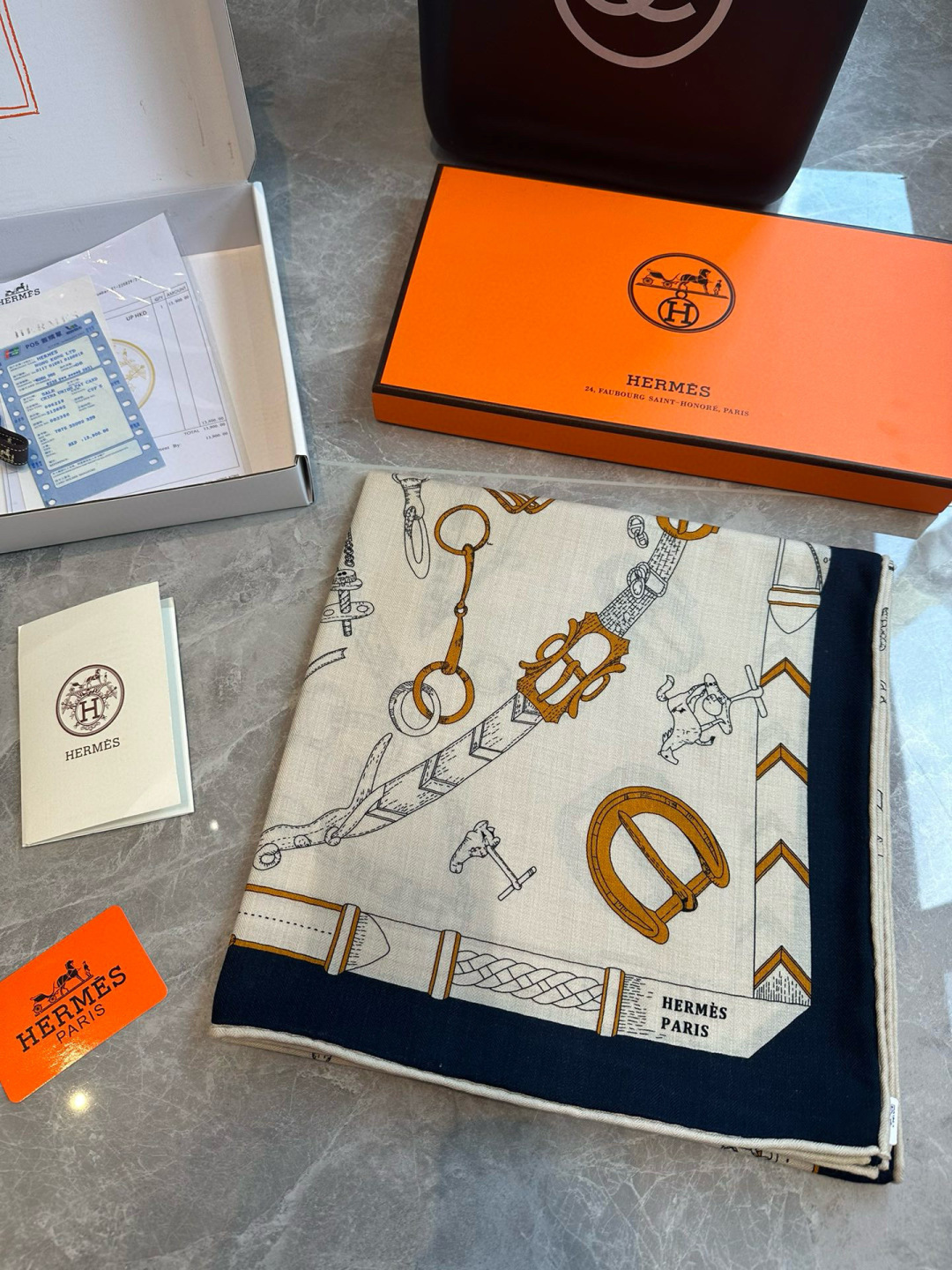 上新💞【双面同色方巾】这款Hermes点睛配饰可以多种方式佩戴，与任何服饰皆搭配得宜。无论系绕颈间，或作