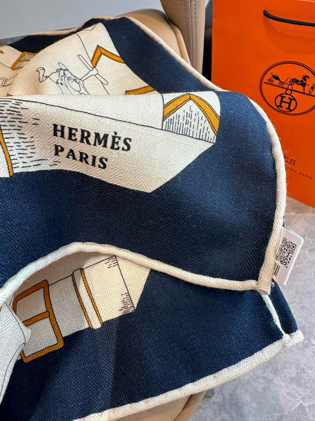 上新💞【双面同色方巾】这款Hermes点睛配饰可以多种方式佩戴，与任何服饰皆搭配得宜。无论系绕颈间，或作