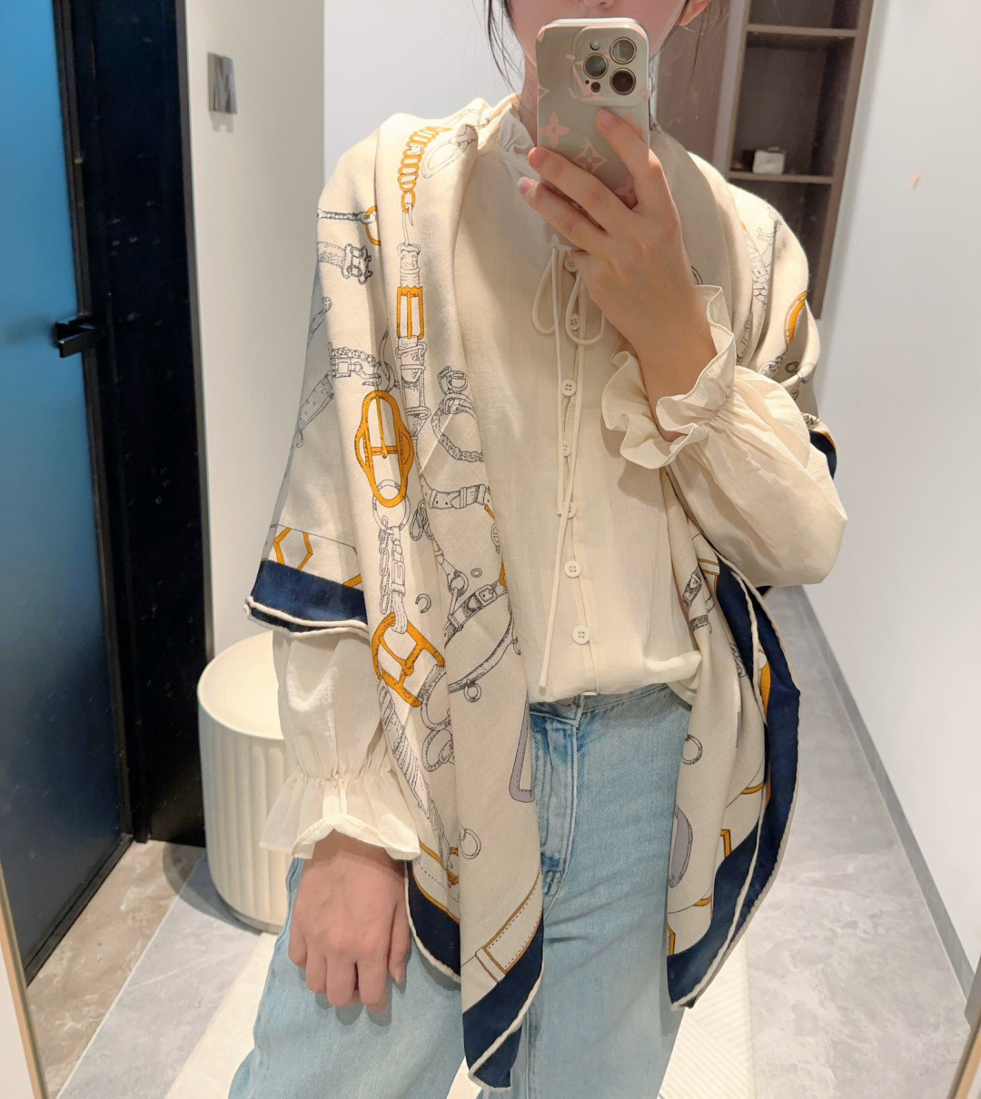 上新💞【双面同色方巾】这款Hermes点睛配饰可以多种方式佩戴，与任何服饰皆搭配得宜。无论系绕颈间，或作