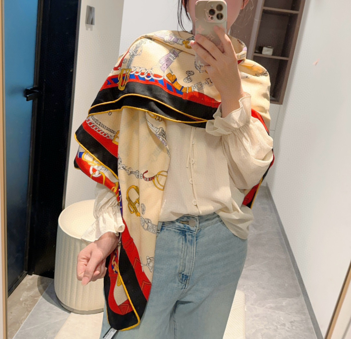 上新💞【双面同色方巾】这款Hermes点睛配饰可以多种方式佩戴，与任何服饰皆搭配得宜。无论系绕颈间，或作