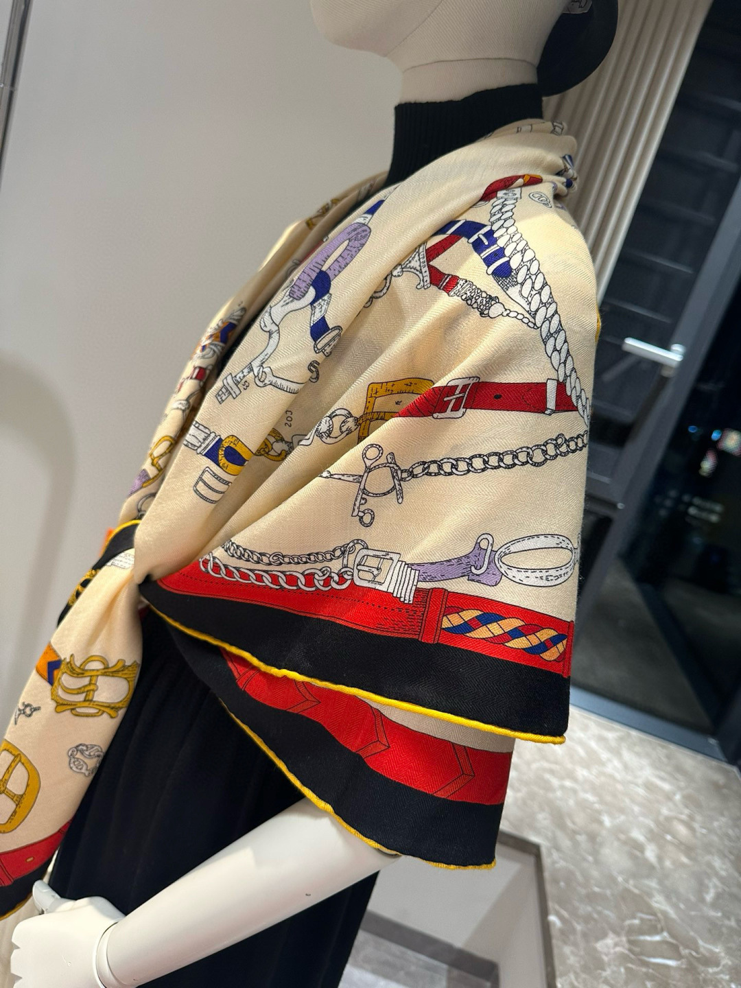 上新💞【双面同色方巾】这款Hermes点睛配饰可以多种方式佩戴，与任何服饰皆搭配得宜。无论系绕颈间，或作