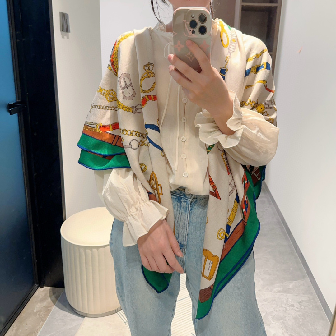 上新💞【双面同色方巾】这款Hermes点睛配饰可以多种方式佩戴，与任何服饰皆搭配得宜。无论系绕颈间，或作