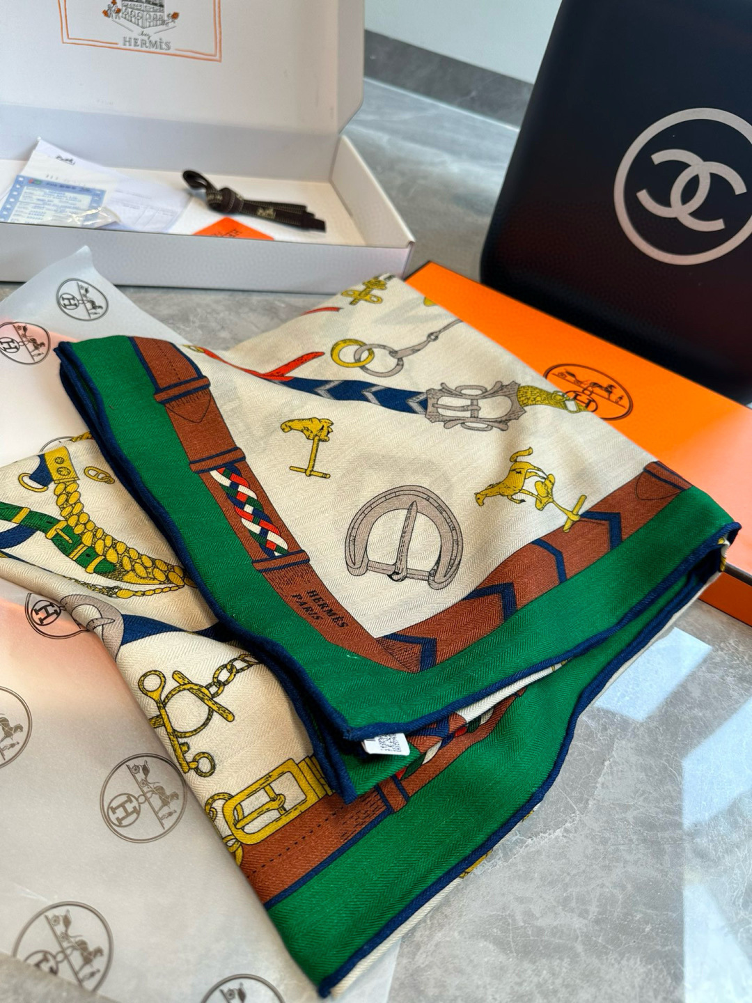 上新💞【双面同色方巾】这款Hermes点睛配饰可以多种方式佩戴，与任何服饰皆搭配得宜。无论系绕颈间，或作
