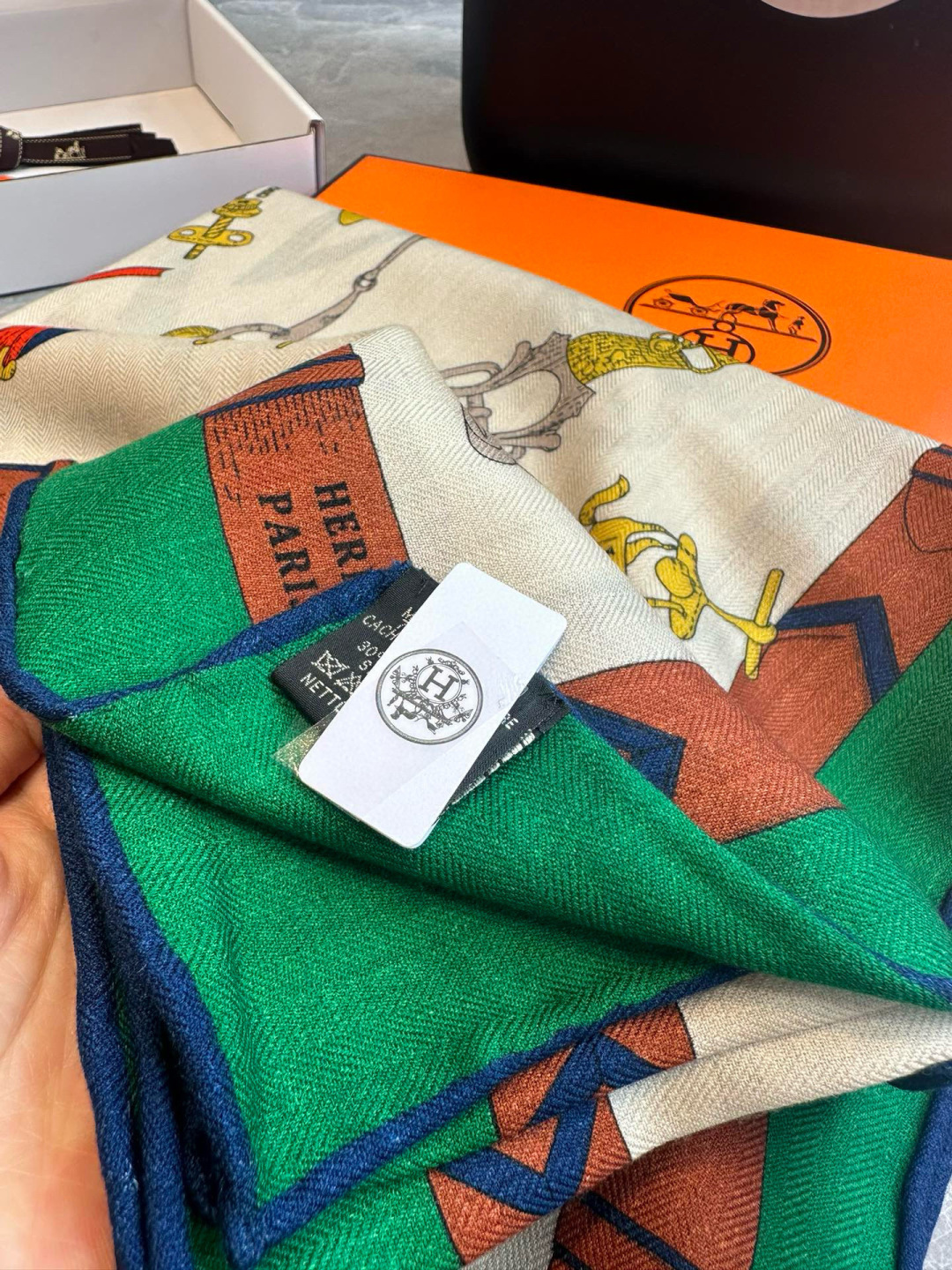 上新💞【双面同色方巾】这款Hermes点睛配饰可以多种方式佩戴，与任何服饰皆搭配得宜。无论系绕颈间，或作