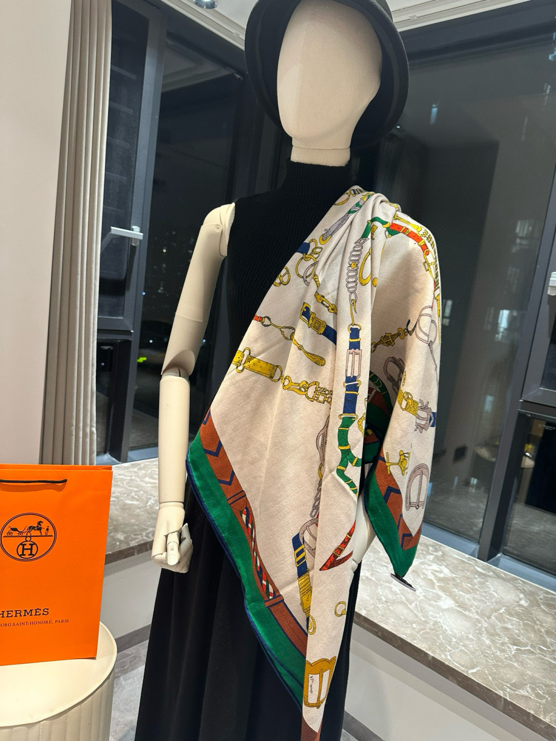 上新💞【双面同色方巾】这款Hermes点睛配饰可以多种方式佩戴，与任何服饰皆搭配得宜。无论系绕颈间，或作