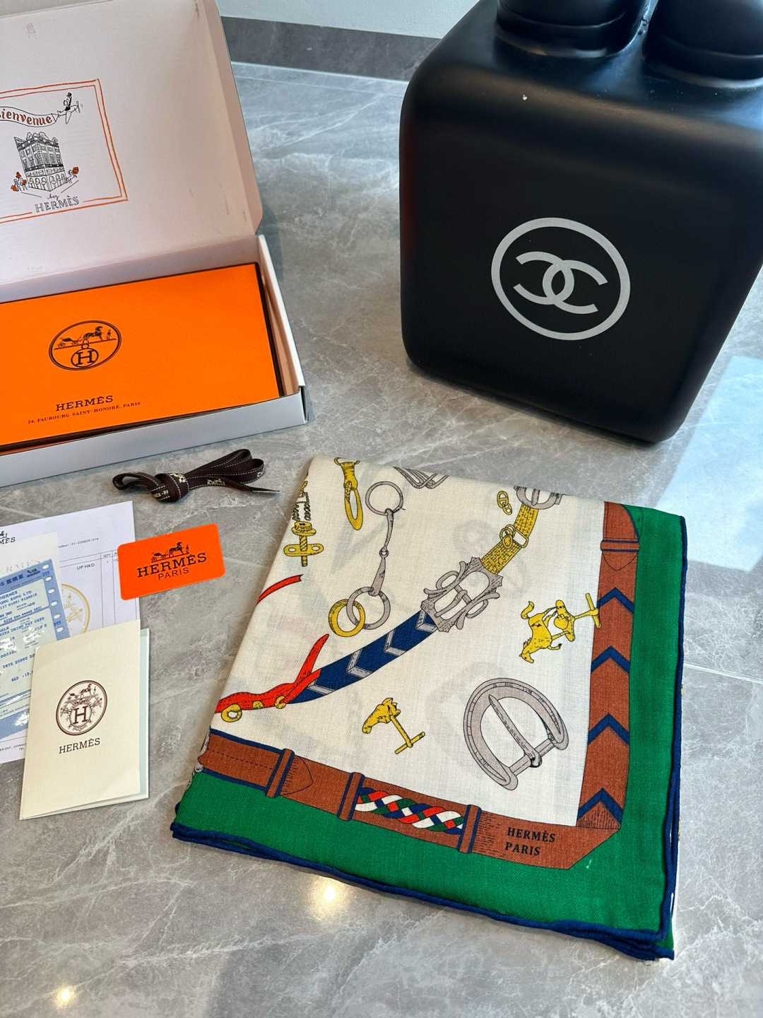 上新💞【双面同色方巾】这款Hermes点睛配饰可以多种方式佩戴，与任何服饰皆搭配得宜。无论系绕颈间，或作